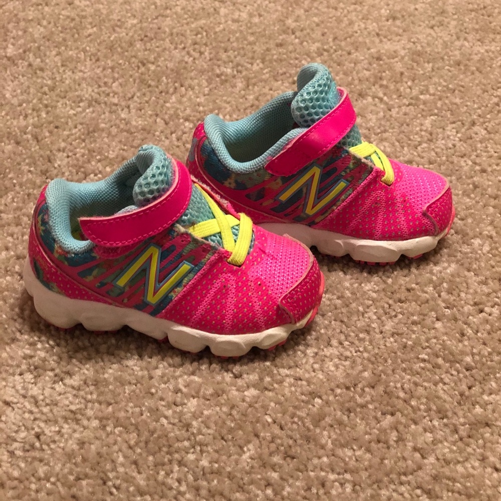 New balance tennis shoes